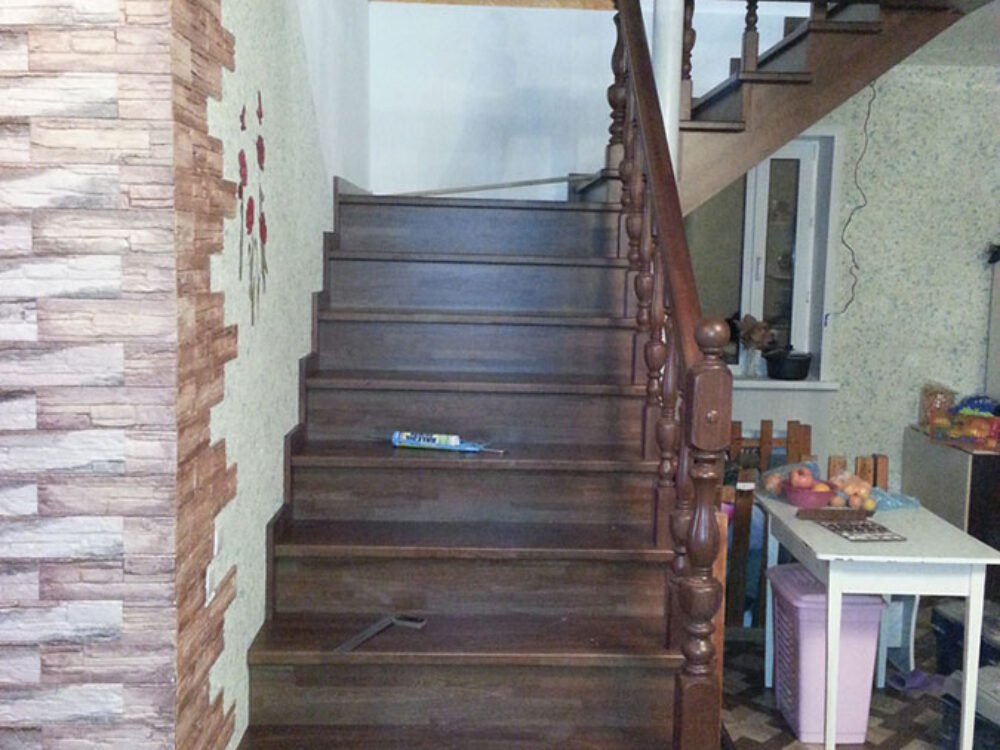 Деревянная лестница в коттедже