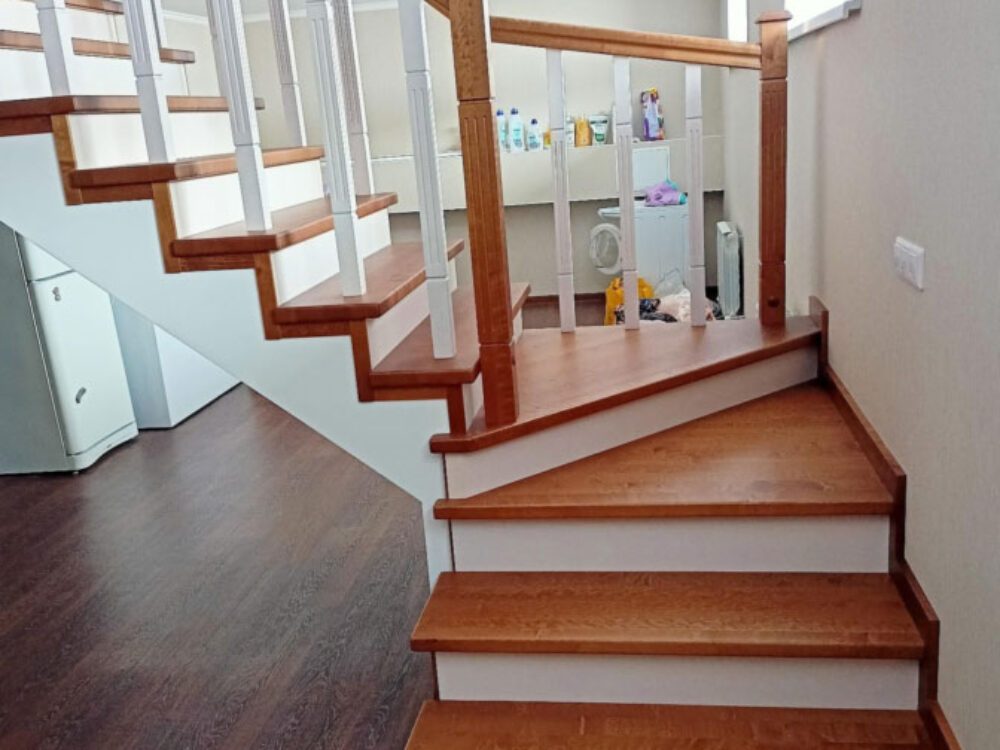 Изготовление лестница цельнодеревянная в частный дом в Новосибирске