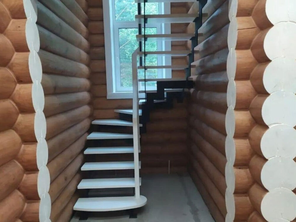 Металлическая лестница в деревянный дом