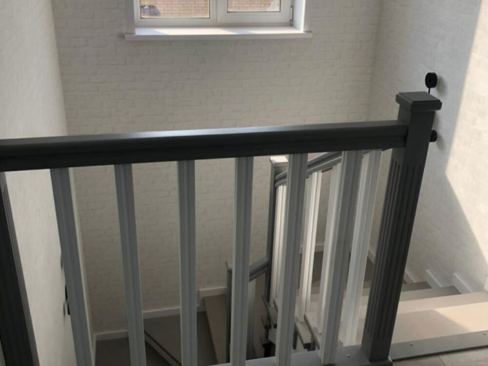 Цельнодеревянная лестница в частный дом