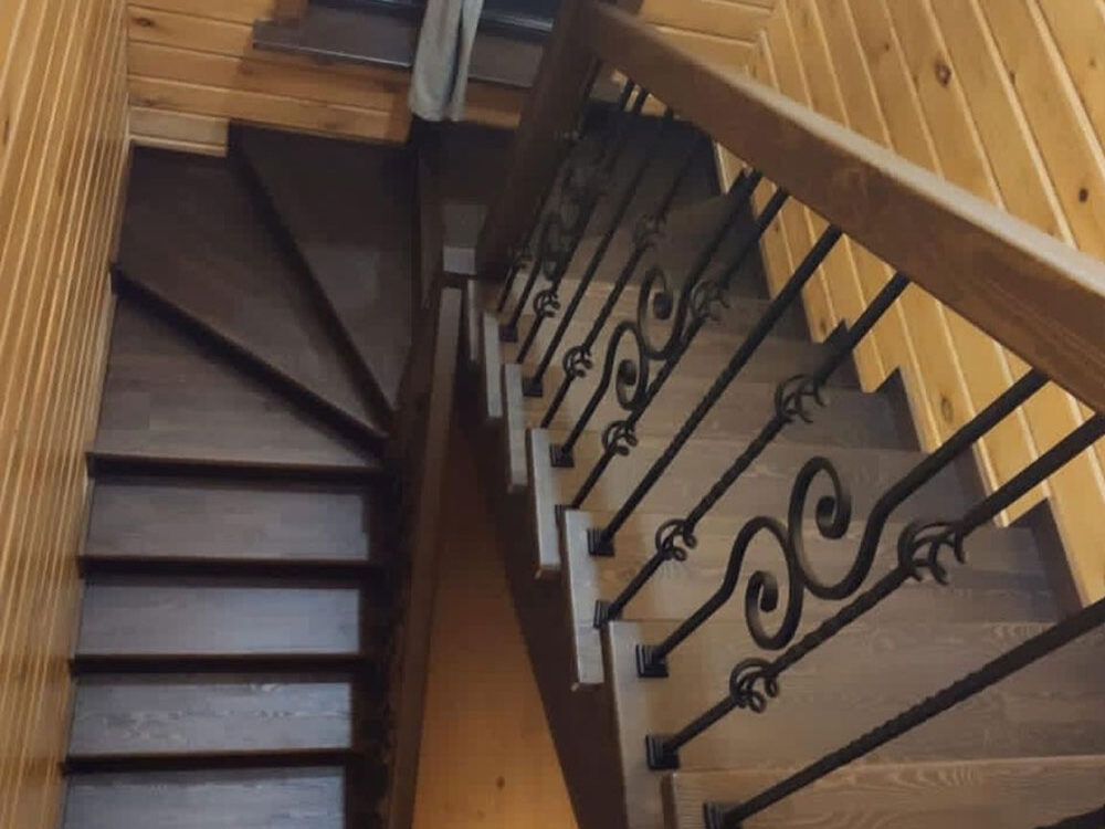 Изготовление цельнодеревянной лестницы в загородный дом в Новосибирске