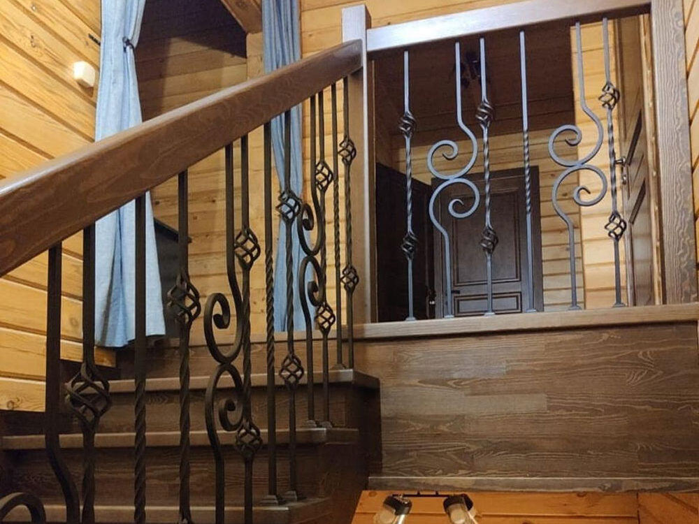 Изготовление цельнодеревянной лестницы в загородный дом в Новосибирске
