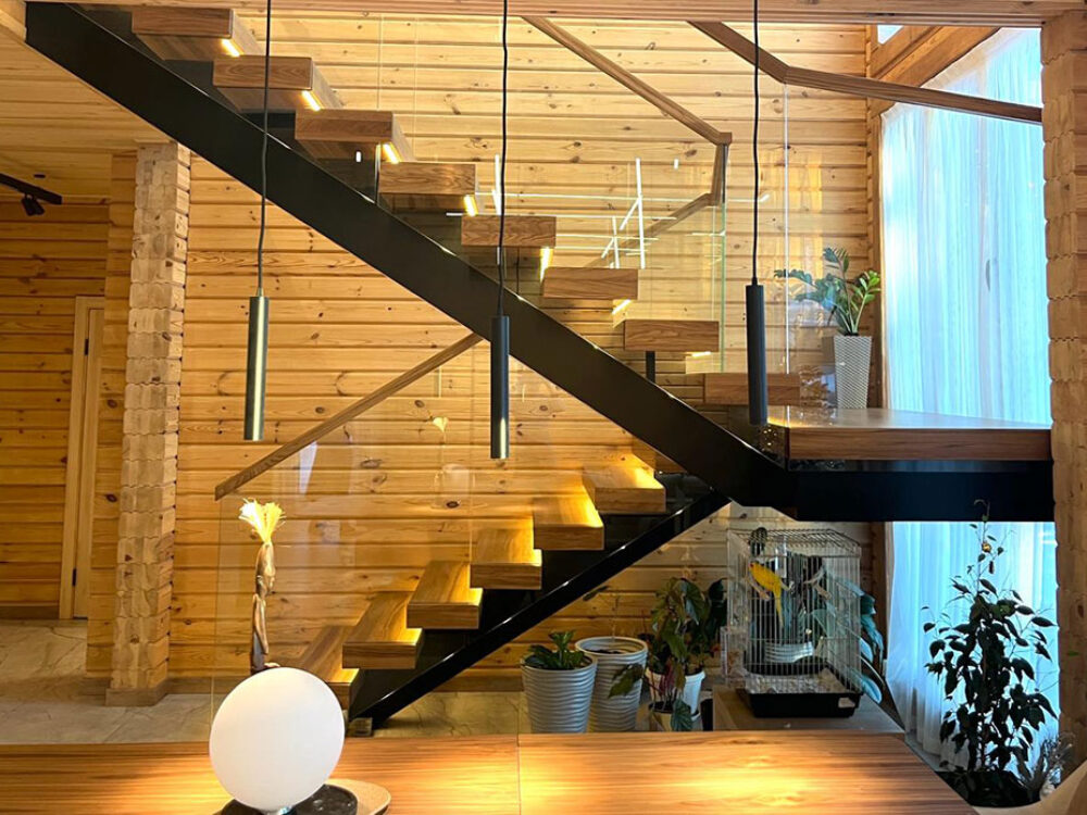 Изготовление лестницы со стеклянными ограждениями