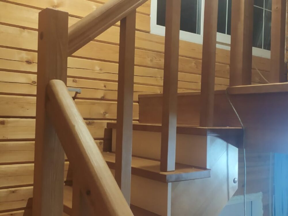 Деревянная лестница на 2-й этаж