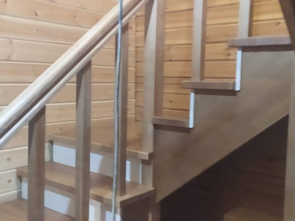 Деревянная лестница на 2-й этаж